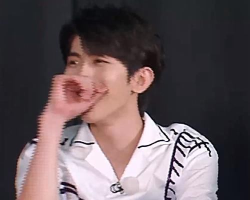 baby|baby录节目当众整理衣服,谁注意蔡徐坤的表情真当镜头拍不到