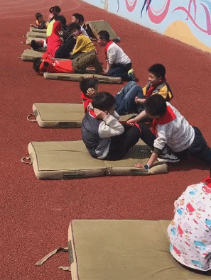 GIF|搞笑GIF:在外面抓了一只鸡,你们看是红烧好,还是清炖呢!