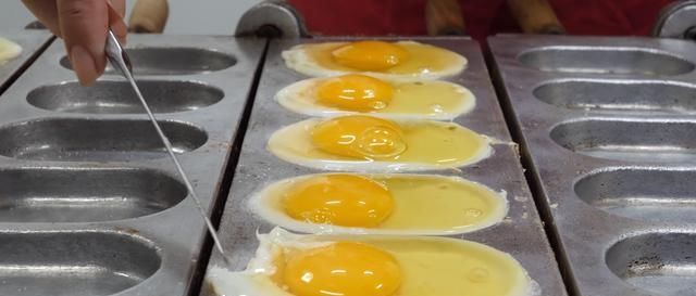 街头|大姐街头卖“煎蛋糕”小吃，分量足味道好，6块就能管饱