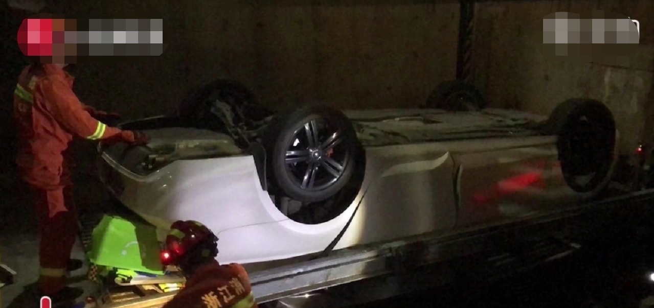  四脚朝天|升降梯故障司机驾车坠坑身亡，车辆四脚朝天，停车场已被禁用！