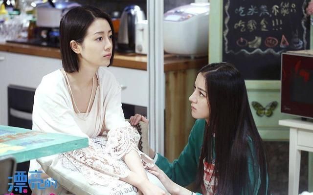 杨幂|与杨幂解约后空窗2年,和昔日同事同台PK,她被指成“背景板”