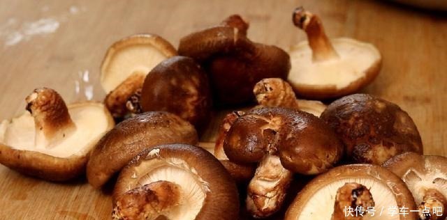 效去除里面|洗香菇,只用清水洗就错了,大厨教你一招,脏东西虫卵自己跑出来