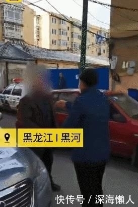  尊重|不会用智能手机出示健康码的老人，正在失去社会的尊重