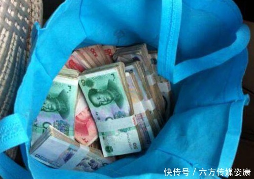 赶来|出租的哥发现车里三十万现金，苦等半日，失主赶来却要人不要钱