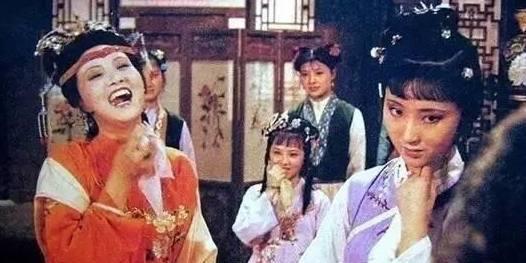 有无|贾母非常喜欢王熙凤,年轻时的贾母和王熙凤有无相似之处!