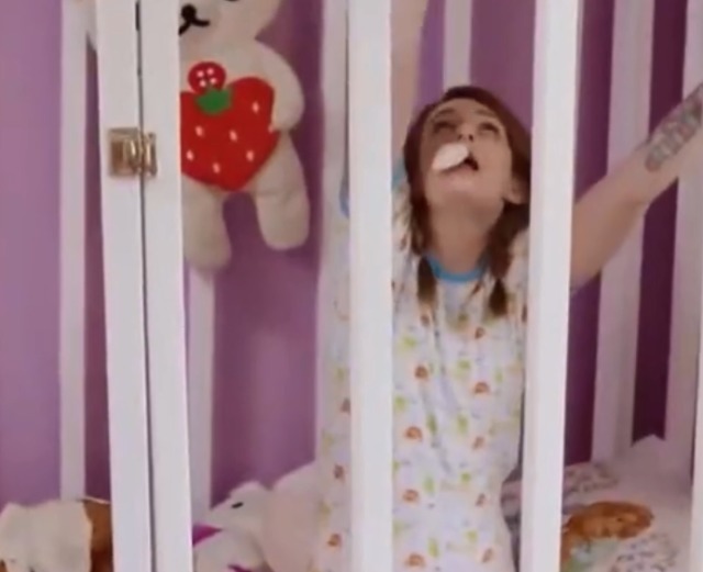 奶嘴|22岁女孩每天打扮成婴儿模样,嘴里含着奶嘴,还叫男友爸爸