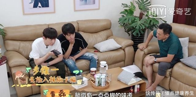  指导|黄磊远程指导何炅做辣椒炒肉，跟我平时做的方法不一样，看着都香