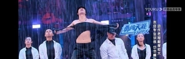 王嘉尔战|王一博“湿身”跳舞连赢两局,张艺兴“撕衣”跳舞只赢一局