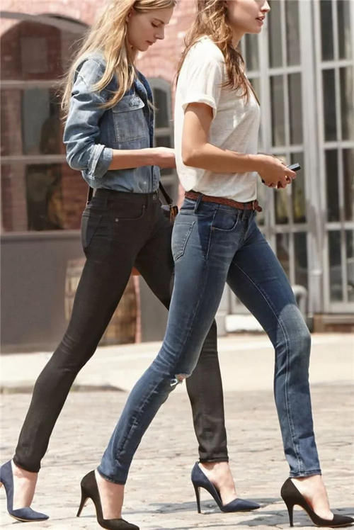 丝袜|女人不要再“丝袜”配高跟鞋了,今年流行这样穿,优雅时髦又高级