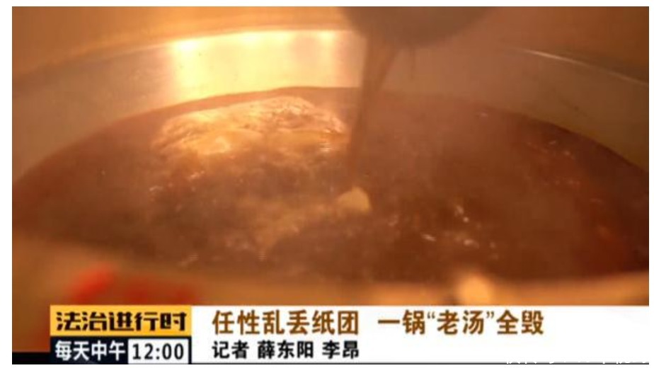 餐巾纸|顾客随手扔一团餐巾纸，导致一锅汤料全毁，厨师：上万元损失谁赔？