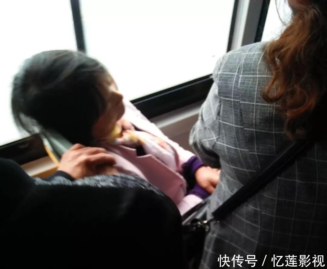 次提醒乘客让座|公交车上,记者四次提醒全车人,竟无人给受伤小男孩让座……