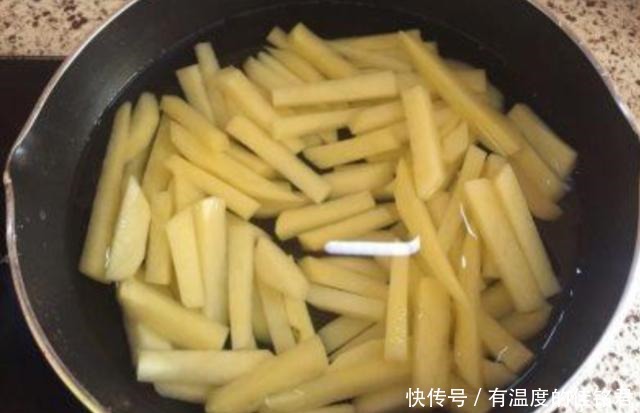 薯条|炸薯条时,需要先焯水吗大厨教你一招,薯条又香又酥不回软!