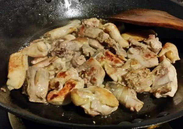  鸡块|炖鸡肉，有人直接炖，有人先焯水，大厨教你一招，鸡肉更入味