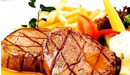 全熟的牛排|朋友去吃牛排,坚持要全熟,服务员一脸尴尬,老板却问同行