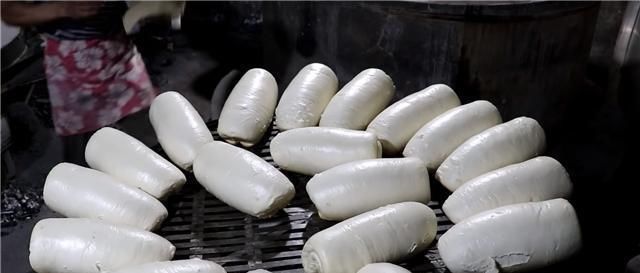 巨无霸|大叔街头卖“巨无霸”小吃,8元一个生意火爆,抱着啃都吃不完