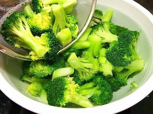 沸水|这几种食材不焯水不能吃,为了家人的健康,以后不要再直接下锅