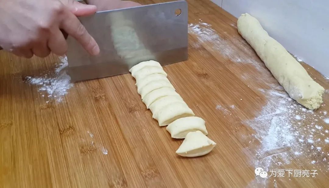  简单|红薯这么做太香了，加1碗面粉，个个松软香甜，出锅孩子们全抢光