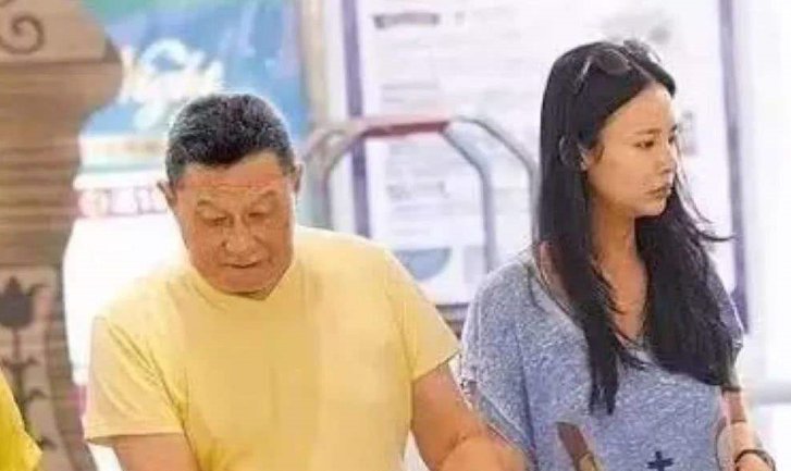 巨债|身欠210亿巨债，却依然过着穷奢极欲的生活，后被父亲送进监狱