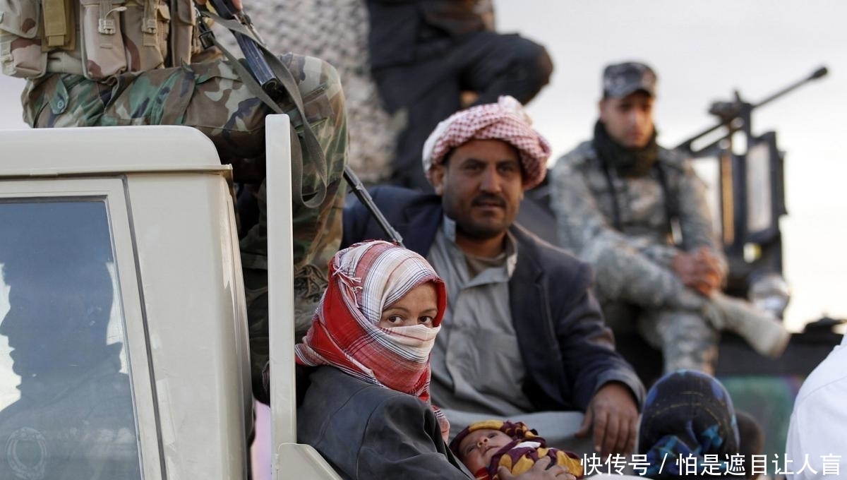  伊拉克人民|第一个敲碎萨达姆雕像的他, 接受采访时, 垂头丧气的说了2句话