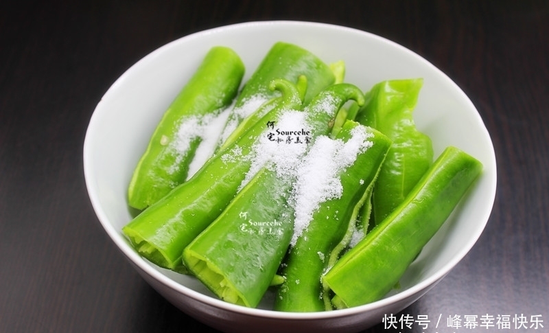 入味|虎皮尖椒增加一步,鲜嫩爽口绵而不烂,辣味十足,弥漫鲜香