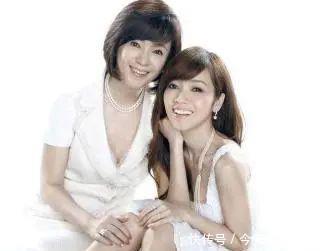 走到|当年,周杰伦与侯佩岑一见钟情,周妈连夸喜欢,为何没能走到最后