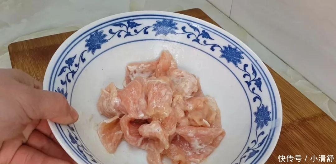 比水|1颗白菜,1块猪肉,教你简单一做,比水煮肉片都好吃,越吃越过瘾