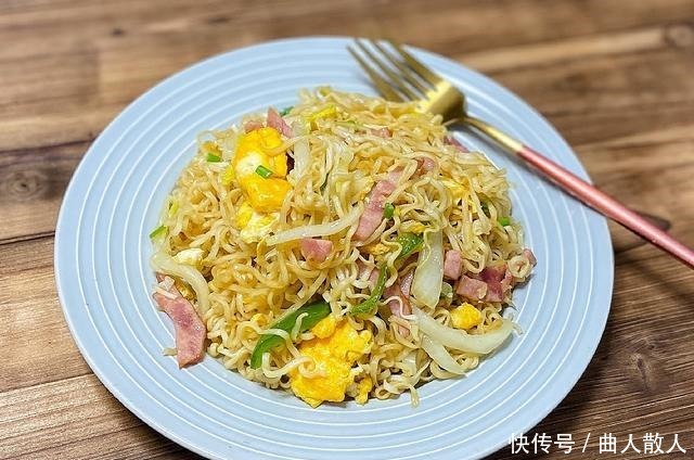 无聊|在家宅着无聊,炒个方便面解决一日三餐,美味营养,比做凉皮省事