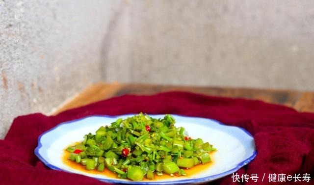 刮油|春季这菜最鲜嫩,开水烫一烫,盆里焖一焖,上桌香辣下饭还刮油