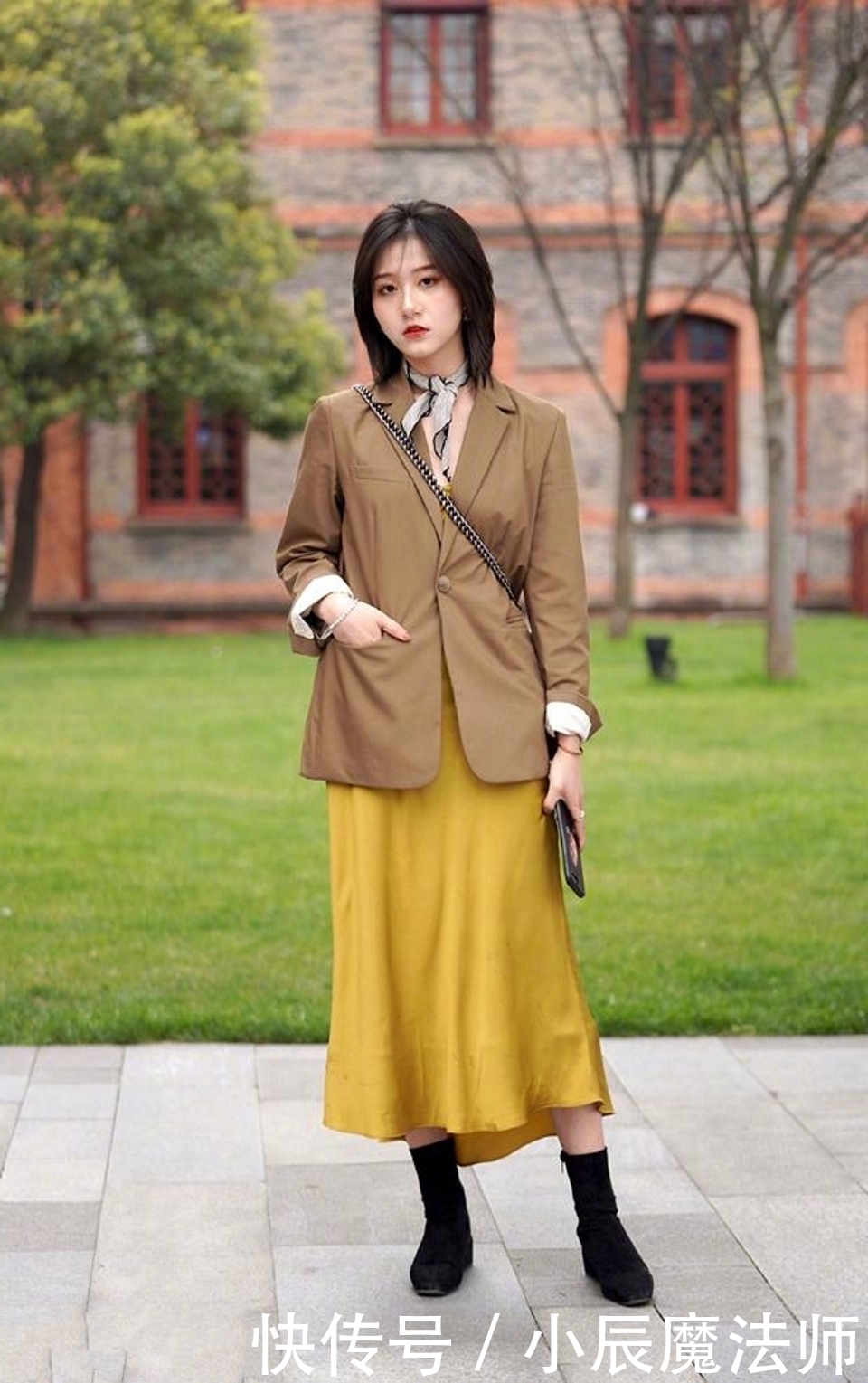身材|炸街穿搭，美女搭配了一条时髦破洞牛仔裤，更显身材
