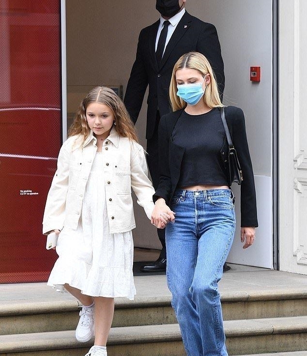  打扮|小贝大儿子与未婚妻逛街，小七打扮很成熟，手牵准嫂子关系融洽