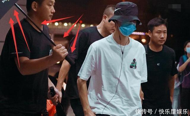 衣服|王一博818晚会后又录《街舞》,衣服皱伤口仍明显,助理打伞妖娆