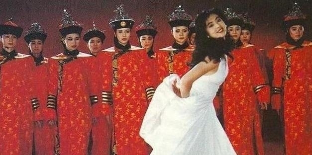 无人不知|王祖贤30年前旧照片流出,有谁注意她身后的群演?现已成当红巨星