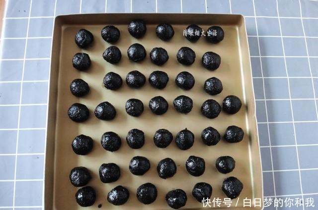 芝麻丸|夏天阳光好赶紧做它,做一次吃半年,每天吃气色好,头发乌黑亮泽