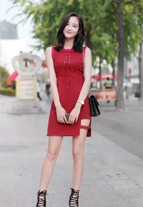 黑色|街拍:美女黑色的短袖配上短裙出行,清新又亮丽,笑容甜美可爱