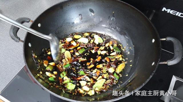 老人|鲫鱼刺多老人小孩不敢吃,小哥教你做香酥鲫鱼,连刺都是酥的
