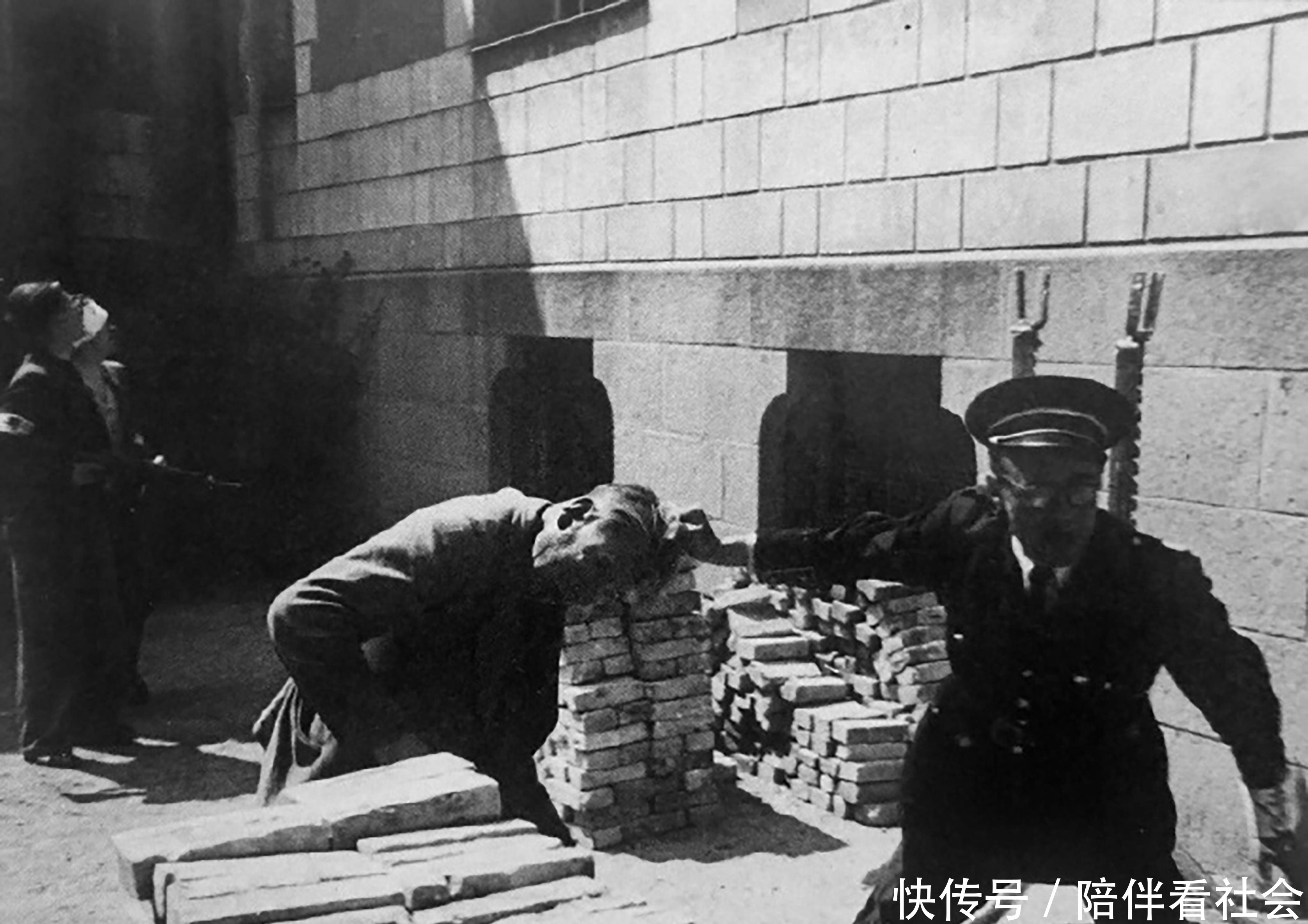 参观|历史罕见照:躺棺材中的墨索里尼,参观女子学院的希特勒,坦克上煎蛋的德军