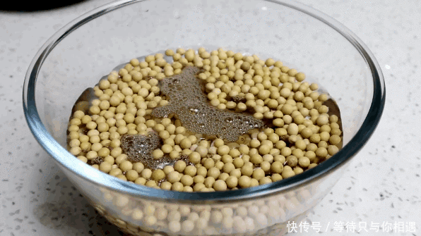 放心|腐竹不用买,1斤黄豆1口锅就能做,豆香浓郁又筋道,家人放心吃