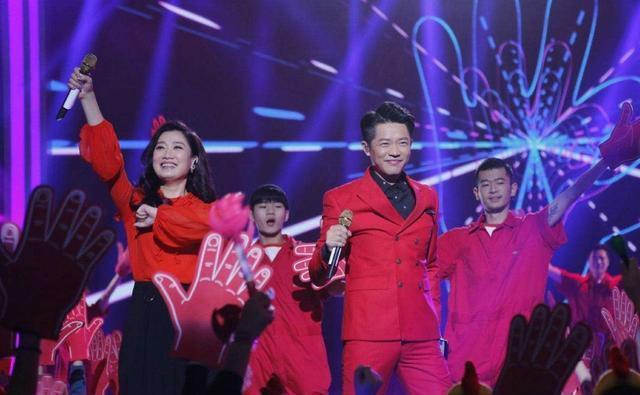 问玲花|凤凰传奇上节目,主持人问玲花:你和曾毅在一起老公吃醋吗?