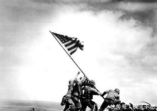 美军|二战著名摆拍照片，图1鬼子吓到了小女孩，图5是最浪漫的一瞬间