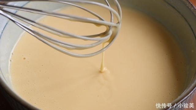 早餐|1把韭菜5个鸡蛋，教你懒人早餐，不和面不揉面，出锅孩子连吃3个