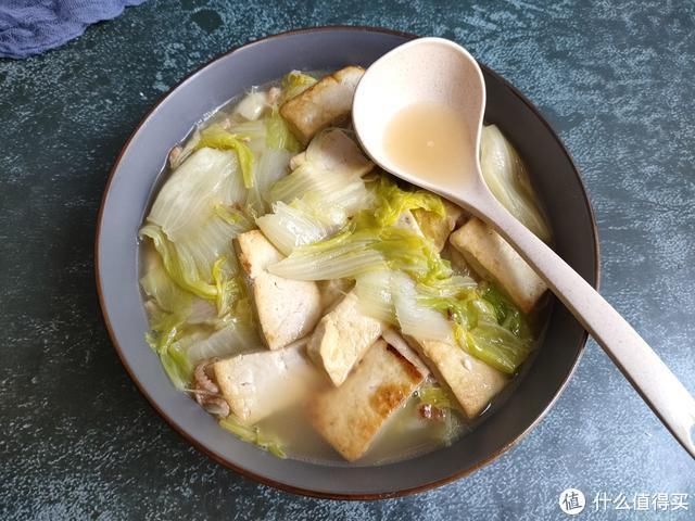 做法|适合新手的白菜炖豆腐家常做法,只需多加一味调料,汤白味鲜,好吃到汤汁都不剩