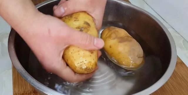 好吃|这才是土豆最过瘾的吃法,鲜香美味一口一个真好吃,做法还简单