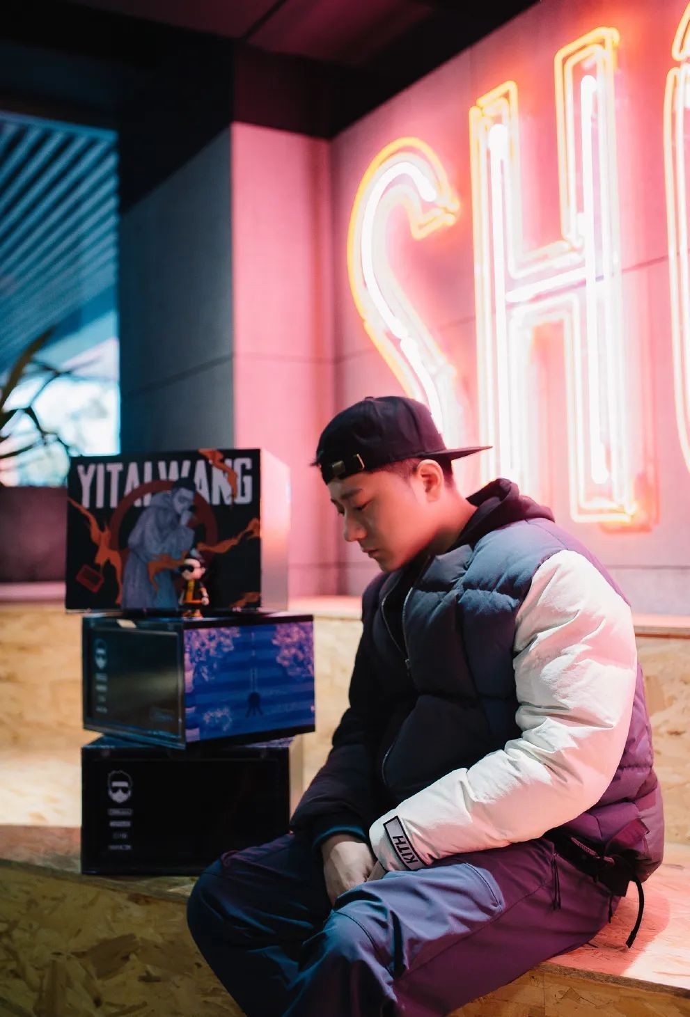  微博|王以太演出被香槟喷满脸，半个嘻哈圈为他道不平！香槟男：下一个目标GAI！