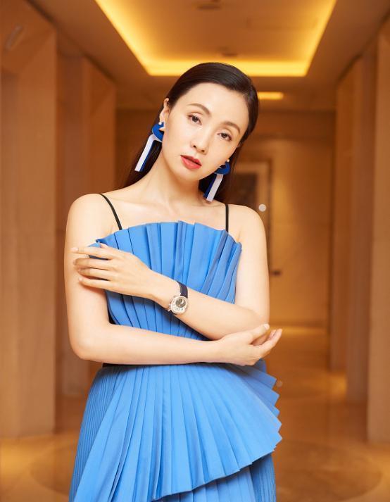 风格|三人同样穿“折扇裙”出镜,陶虹、张檬造型美,娄艺潇也很好看