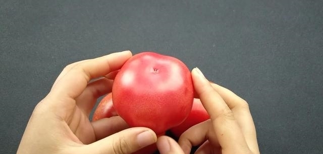  多汁|买西红柿要挑选“母”的，顶部看一眼就能辨出，沙甜又多汁