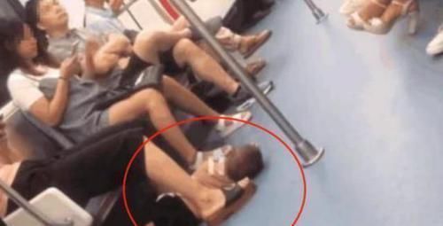 报警|地铁上，男孩躺在地上一动不动，看到孩子的手，乘客立马报警