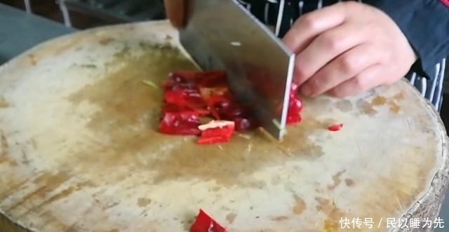 下入锅中|淮扬菜大厨改良员工餐将香菇烧鸡这么做,鲜香微辣,开胃下饭