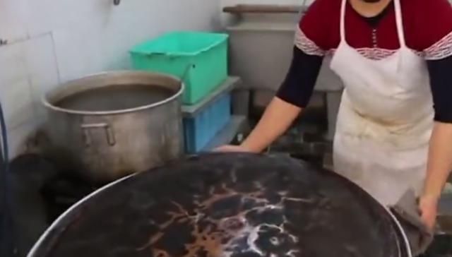 三份|大叔路边卖“黑暗料理”,路人一脸嫌弃,识货的人三份都不够吃