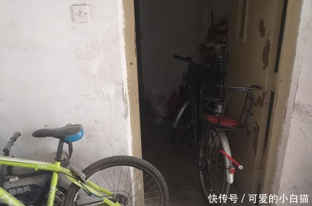 花家地小区|小区楼道堆杂物屡治屡现,堆放三四年业主不听劝