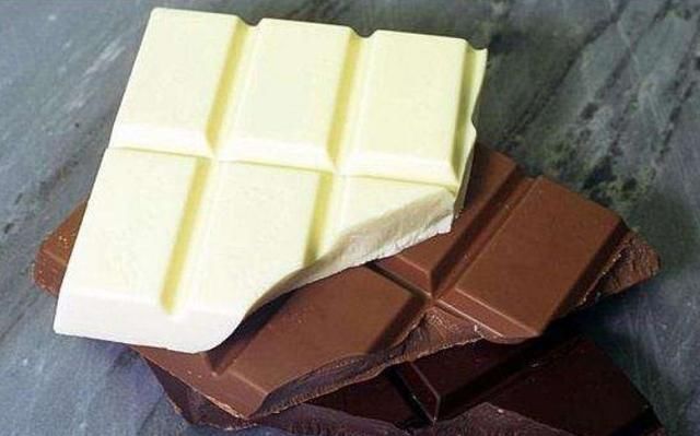 些巧克|吃多年巧克力才知道,上面的凹槽有啥用,一直以为是方便掰巧克力